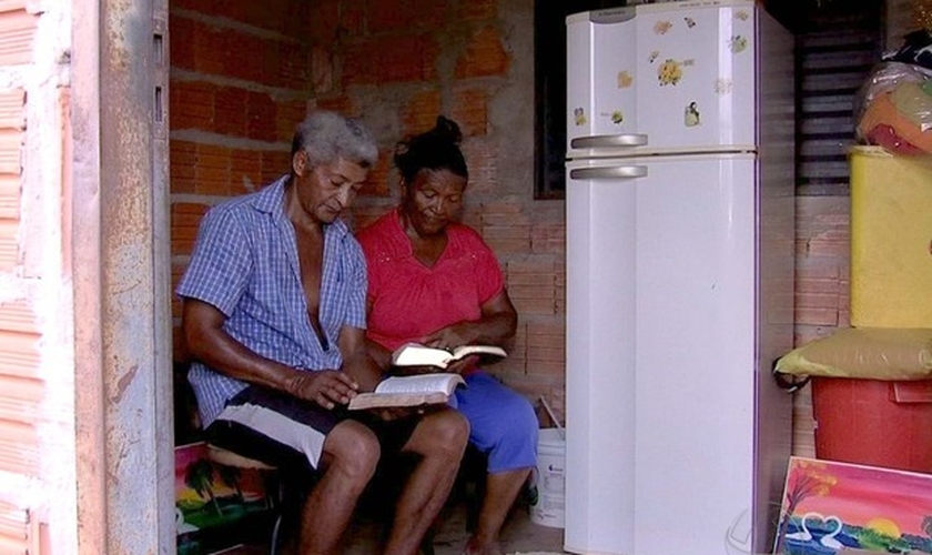 Com sonho de ler a Bíblia, casal é alfabetizado no MT