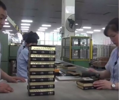 Fábrica produz uma Bíblia por segundo, na China