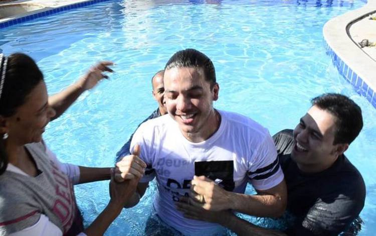 Wesley Safadão e sua esposa, Thyane Dantas, são batizados nas águas