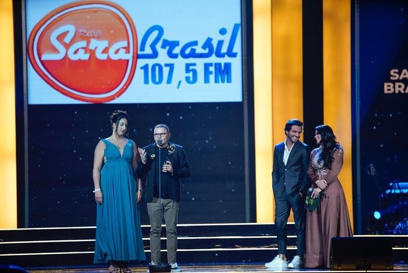SARA BRASIL FM CURITIBA RECEBE PRÊMIO DE MELHOR RÁDIO NO TROFÉU GERANDO SALVAÇÃO 2022